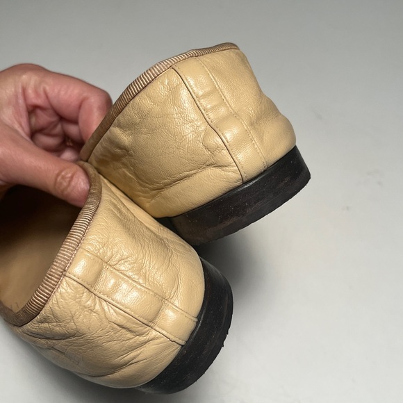 CHANEL Two-Tone Beige and Black Flats - Picture 3 of 10